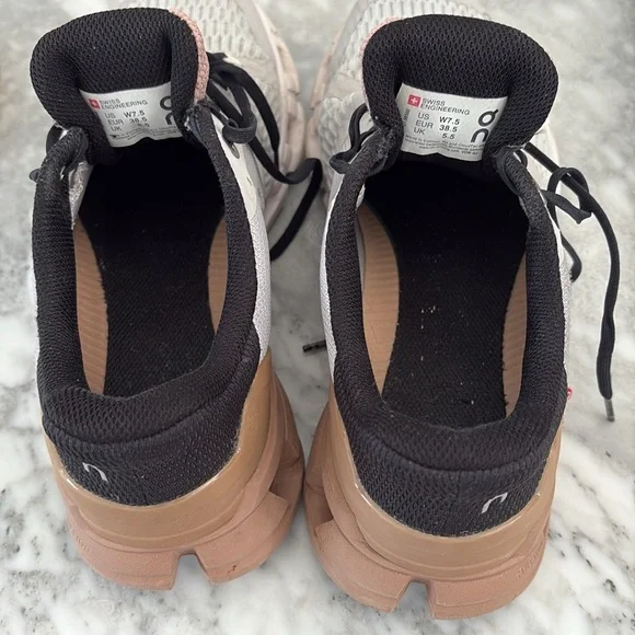 ON Women's Cloudflyer Running Shoes - Picture 10 of 11